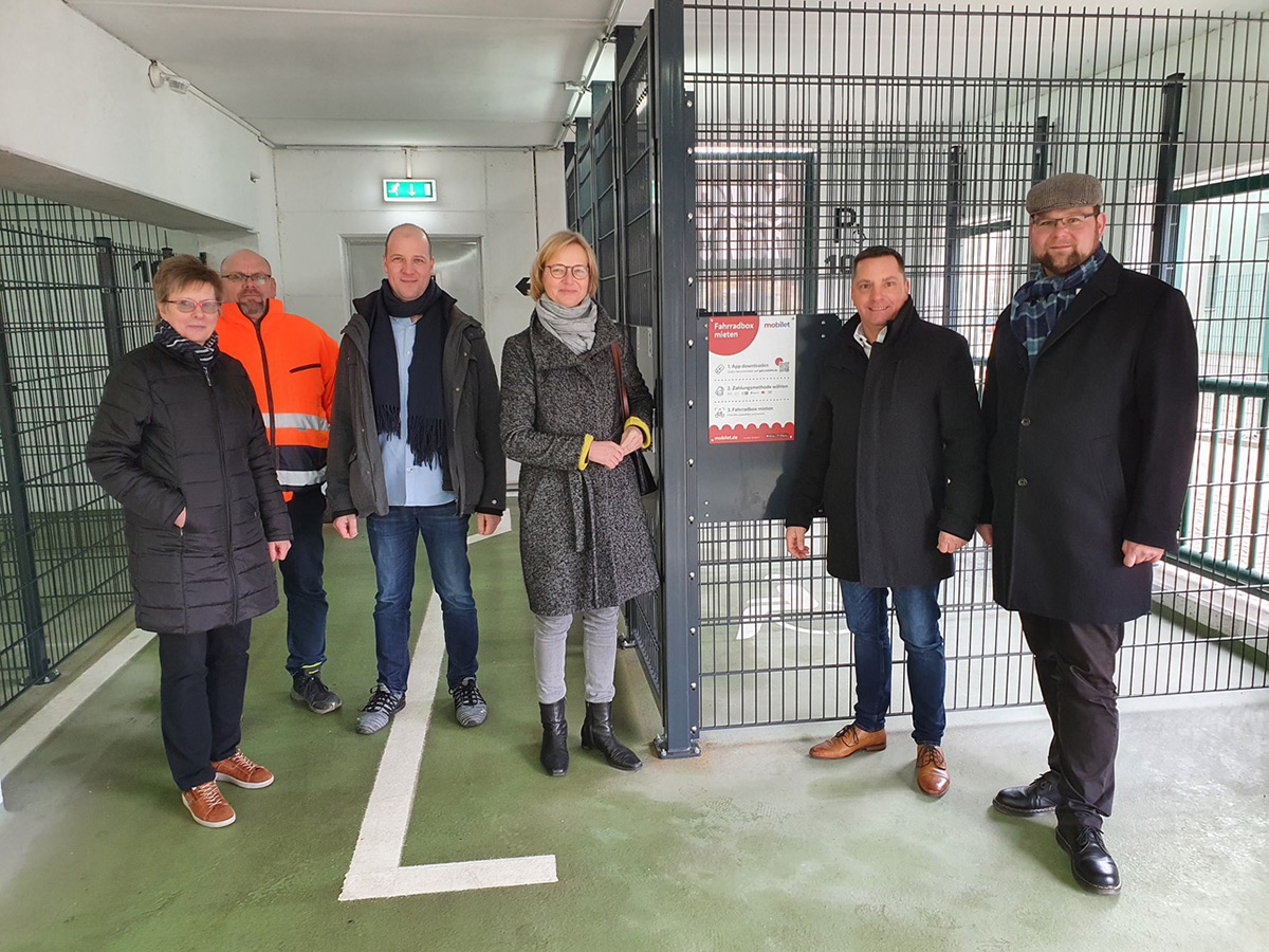 Gruppenfoto mit Beteiligten am Projekt Intelligente Fahrradboxen, Bild 3